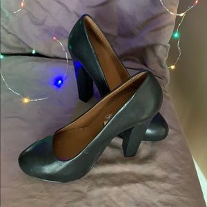 Black pumps